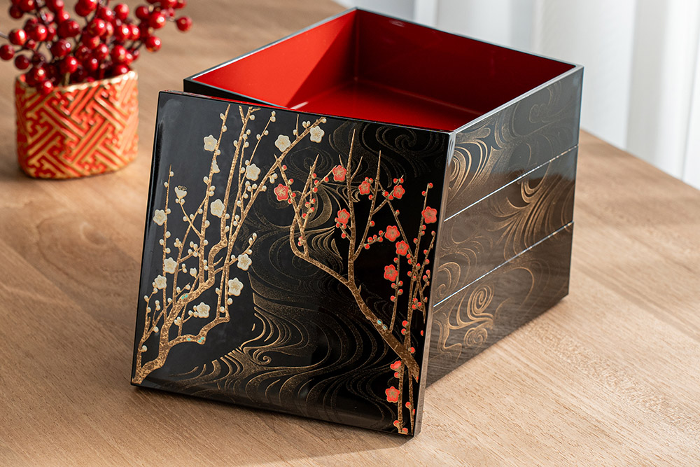 A mother-of-pearl inlaid lacquer 'drunken scholar' lobed box