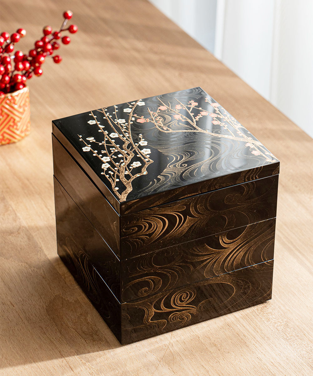 A mother-of-pearl inlaid lacquer 'drunken scholar' lobed box